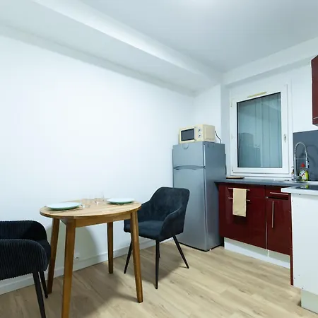 Near Lyon, Transportation And Shops - Entire Place Is Yours *